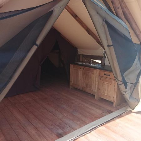 Tente Lodge Pour 5 Personnes En Bordure De La Riviere Allier Au Sein D'Un Petit Camping Saint-Yorre Exteriér fotografie