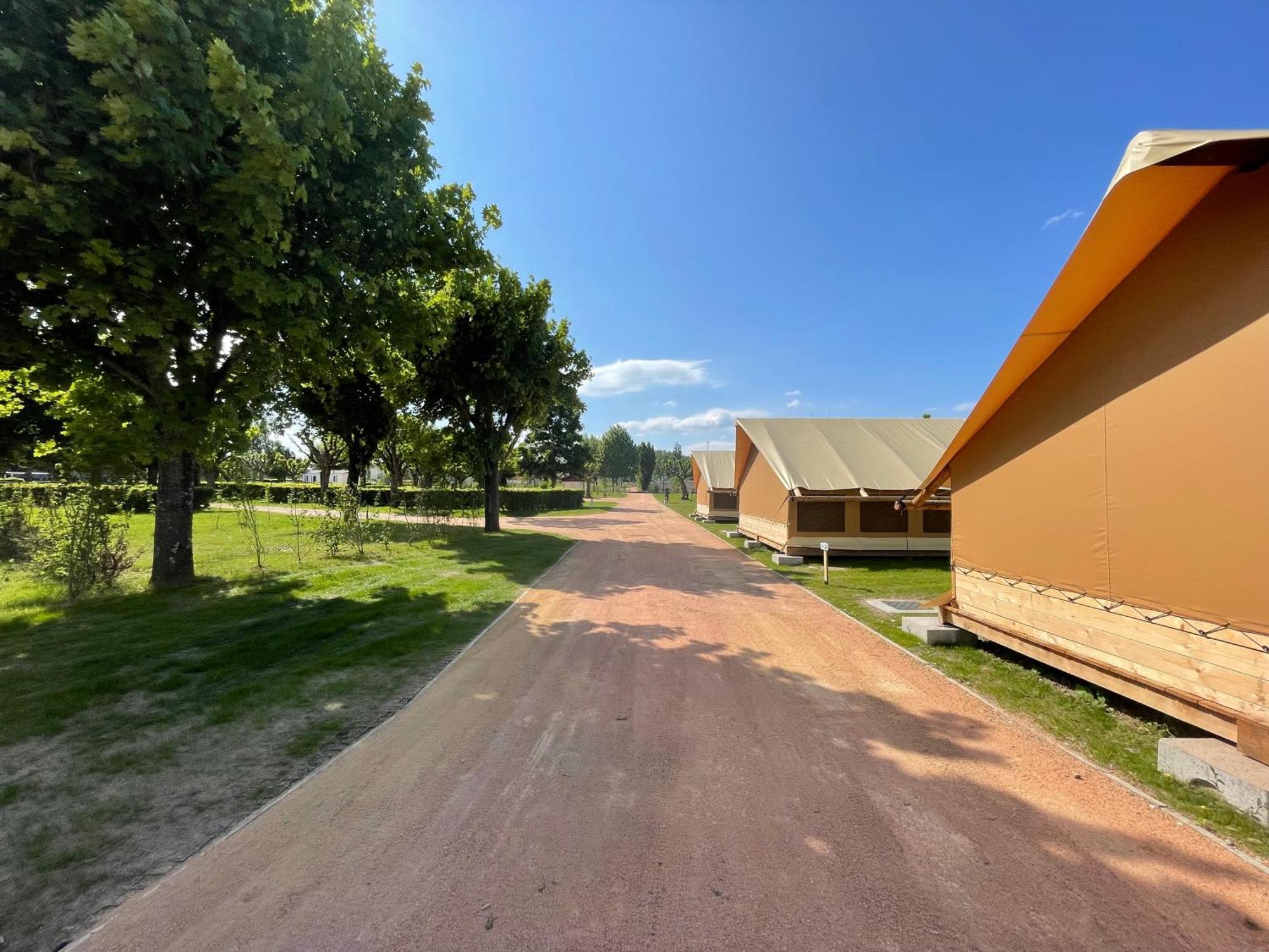 Tente Lodge Pour 5 Personnes En Bordure De La Riviere Allier Au Sein D'Un Petit Camping Saint-Yorre Exteriér fotografie